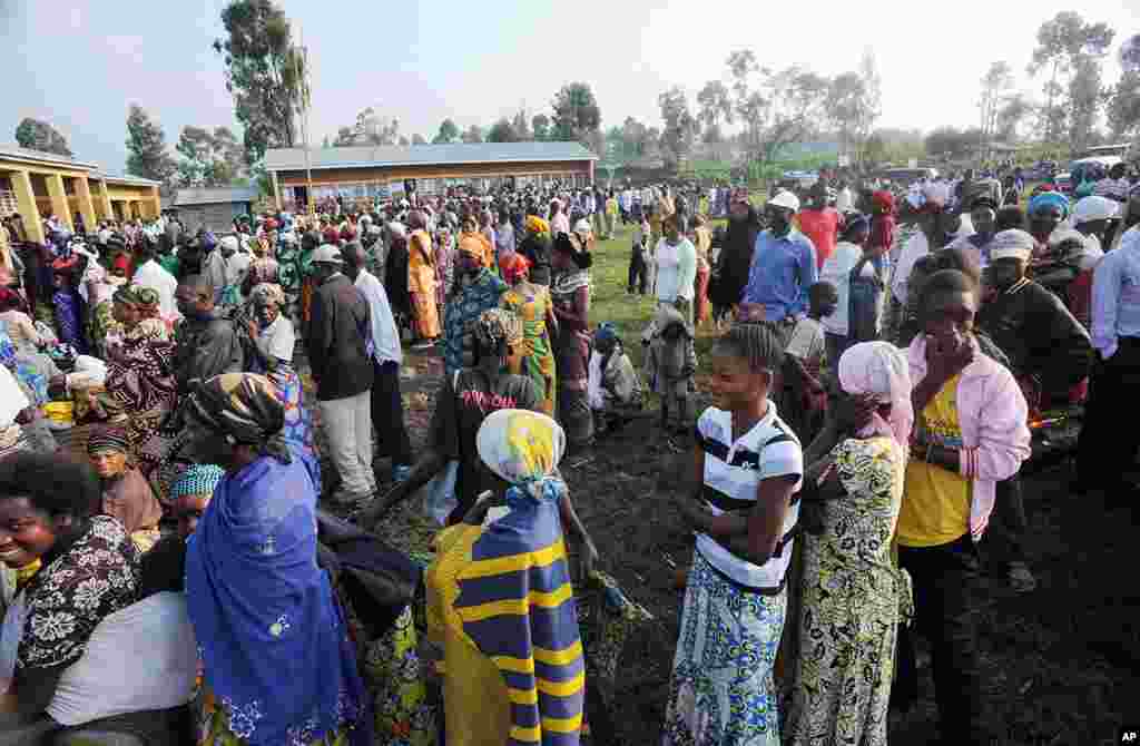Congolese queue to vote at a polling station in Goma during the presidential and legislative elections on November 28, 2011. (AFP)