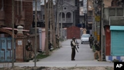 Anggota paramiliter India melakukan patroli di wilayah permukiman di Srinagar, ibukota Kashmir-India (13/3). 