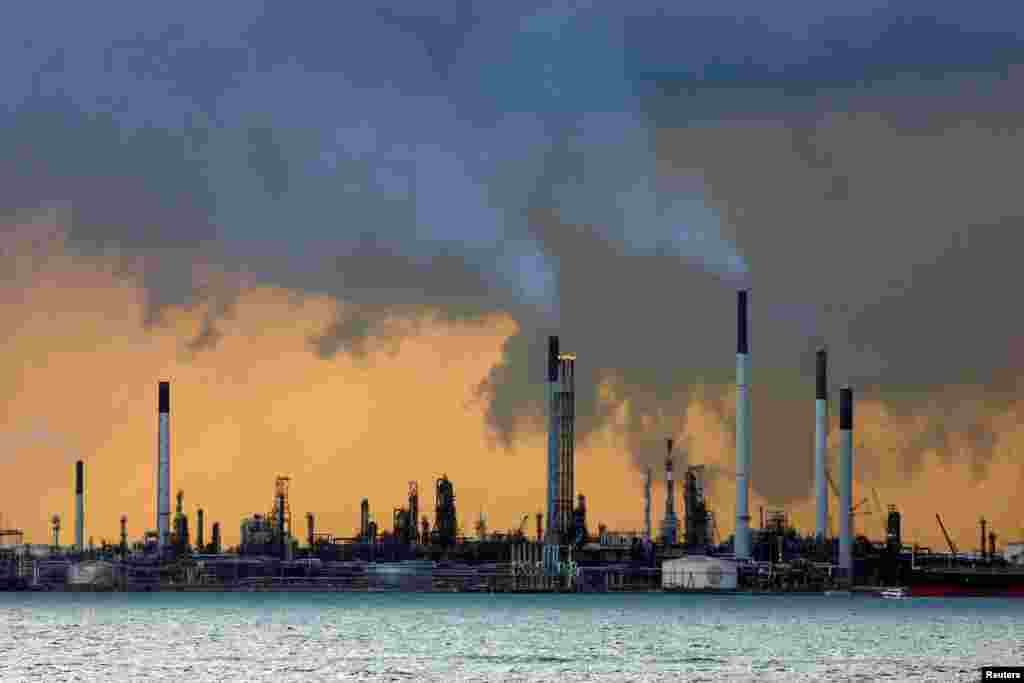 نمایی از یک پالایشگاه نفت در سواحل سنگاپور.