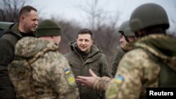 ARHIVA - Ukrajinski predsjednik Volodimir Zelenski razgovara sa ukrajinskim snagama u Donjecku (Foto:. Ukrainian Presidential Press Service/Handout via Reuters)