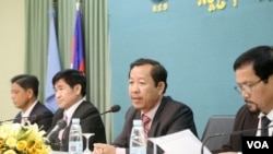 Rong Chhun, Election Monitor member of the National Election Committee ( NEC) speaks to the press on Wednesday, October 12, 2016, Phnom Penh, Cambodia. (Leng Len/VOA Khmer)