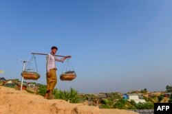 ဘဂၤလားေဒ့ရွ္ႏိုင္ငံရွိ Ukhia မွာရွိတဲ့ Jamtoli ဒုကၡသည္စခန္းက ရိုဟင္ဂ်ာ အမ်ိဴးသားတဦး။ (ဒီဇင္ဘာ ၁၁၊ ၂၀၁၉)