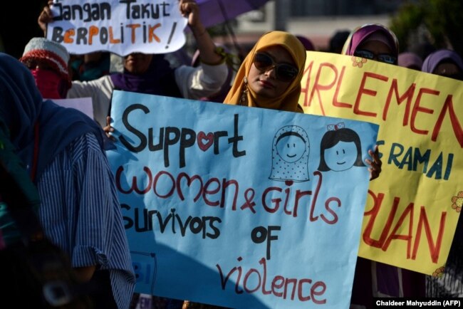 Aktivis mengambil bagian dalam acara memperingati Hari Perempuan Sedunia di Banda Aceh. (Foto: dok. AFP/Chaideer Mahyuddin)
