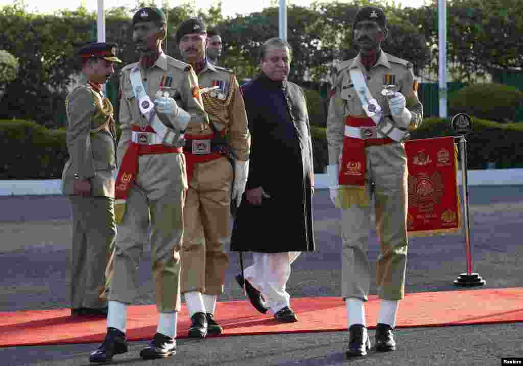 Pakistan&#39;s newly elected Prime Minister Nawaz Sharif (2nd R) inspects the guard of honor during a ceremony as he arrives at the prime minister&#39;s residence after being sworn-in, in Islamabad, June 5, 2013. 
