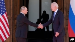 ႐ုရွားသမၼတ Vladimir Putin ႏွင့္ အေမရိကန္ သမၼတ Joe Biden 