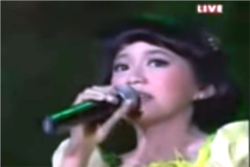 Tangkapan layar dokumentasi video penampilan Riana Oces di ajang Stardut Indosiar 2008.