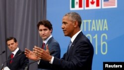 Le président américain Barack Obama, à droite, son homologue mexicain Enrique Pena Nieto, à gauche, et le Premier ministre canadien Justin Trudeau, au centre, lors d’une conférence de presse en marge du Sommet des leaders nord-américains à Ottawa, Canada, 29 juin 2016. REUTERS / Kevin Lamarque 