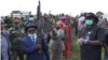 Maheshe Simba, mokambi ya ba Maï Maï Mulangane, oyo amibengaka général, akiti minduki mpe amizongisi na maboko ya mampinga FARDC, Walungu, Sud-Kivu, 20 mai 2020. (VOA/Ernest Muhero)