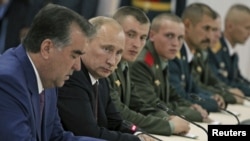Vladimir Putin (Chapdan ikkinchi) Dushanbeda Tojikiston Prezidenti Imomali Rahmon (Chapdan birinchi) bilan, 5-oktabr, 2012-yil.