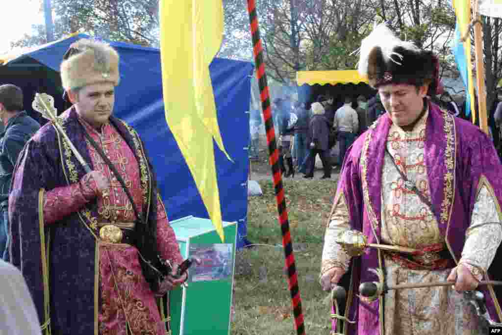 На таком этнофестивале никуда без красивых украинских дивчин в национальных костюмах. И казаки им были под стать - в шароварах и с «оселедцами»