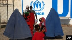 Keluarga-keluarga pengungsi Afghanistan yang tinggal di Pakistan tiba di Pusat Repatriasi Komisaris Tinggi PBB untuk Pengungsi (UNHCR), di Peshawar, Pakistan, 7 September 2016. 