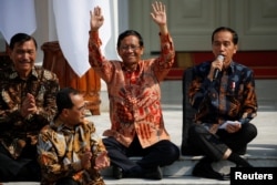 Mahfud MD saat namanya diumumkan sebagai Menteri Koordinator bidang Politik, Hukum, dan HAM oleh Presiden Joko Widodo, di Istana Kepresidenan, 23 Oktober 2019. (Foto: Reuters)