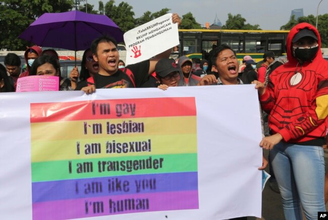 Para aktivis hak-hak LGBT berdemonstasi menentang rencana revisi Kitab Undang-undang Hukum Pidana di luar kompleks DPR/MPR di Jakarta, 12 Februari 2018. (Foto: AP)