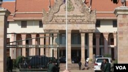 FILE: Security is tightened in front of Ministry of Foreign Affairs and International Cooperation during visit of former US Secretary of State John Kerry in 2016. (Nov Povleakhena/VOA) 