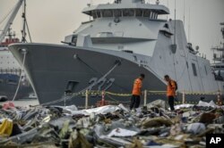 Anggota SAR memeriksa serpihan yang berhasil diangkat dari perairan dimana Lion Air Flight JT 610 dipercaya mengalami kecelakaat, Tanjung Priok, Jakarta, Rabu, 31 Oktober 2018