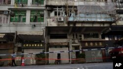 Gedung apartemen di Hong Kong yang terbakar Senin, 16 November 2020. (AP Photo / Vincent Yu)