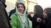 خانم محمدی، ۴۴ ساله، فعال حقوق بشر در این عکس، بعد از یکی از مرخصی هایش به زندان باز می گردد.