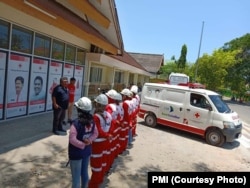 Delapan personel PMI Palopo, Sulawesi Selatan menuju Palu.