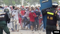 Protesters at the Manhattan Special Economic Zone (SEZ) in Bavet city threw stones at police. (Photo: VOA Khmer/Neou Vannarin) 