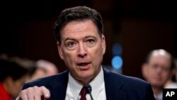 Ansyen direktè FBI la, James Comey, nan moman li tap reponn kesyon Komisyon Entèlijans Sena a nan Capitol Hill, 8 jen 2017,nan Washington. 