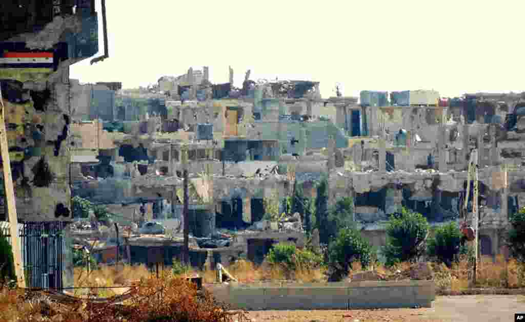 정부군의 포격으로 처참하게 부서진 홈즈시 주택들