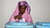 Une femme vote dans un bureau de vote lors des élections législatives, régionales et locales, à Nouakchott , le 1er septembre 2018