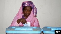 Une femme vote dans un bureau de vote lors des élections législatives, régionales et locales, à Nouakchott , le 1er septembre 2018