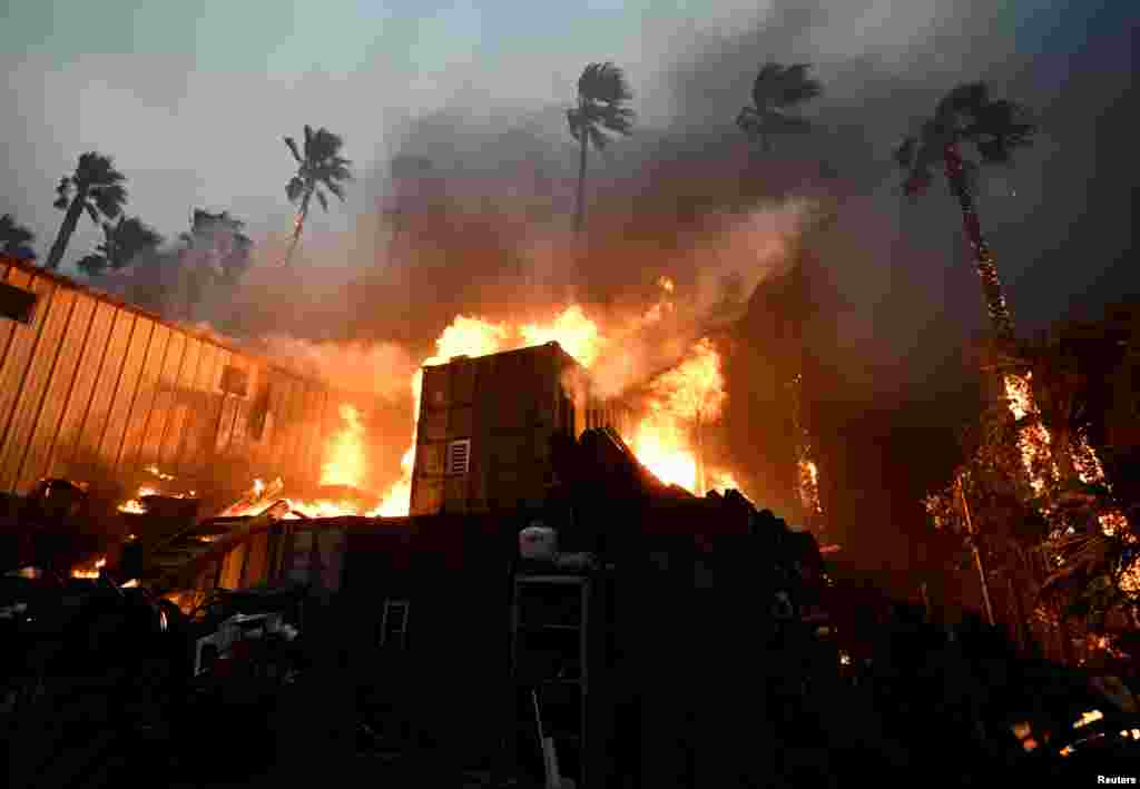خانه ای در مالیبو کالیفرنیا در جریان آتش سوزی جنگل های ایالت کالیفرنیا