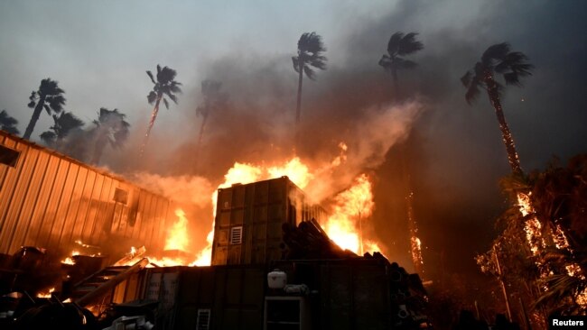 加州大火11月9日吞噬了马里布的一栋房屋。