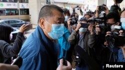 香港壹传媒创办人黎智英在假释期间星期三抵达香港警署报到。（2020年12月2日）