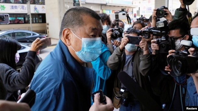 香港壹传媒创办人黎智英在假释期间星期三抵达香港警署报到。（2020年12月2日）