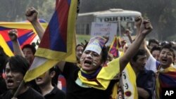 Exile Tibetans shout slogans against the Chinese government during a march in New Delhi, India, November 16, 2011.