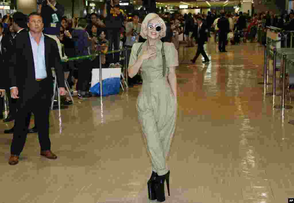 Ca sĩ Mỹ Lady Gaga đứng cho các nhiếp ảnh gia chụp hình khi cô tới Phi trường Quốc tế Narita, phiá đông Tokyo. Gaga tới Nhật Bản để quảng bá album mới của cô - ARTPOP. &nbsp; 