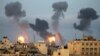 جنوبی غزہ کی پٹی میں اسرائیل کے فضائی حملے کے بعد علاقے سے دھواں اور شعلے اٹھتے دیکھے جا سکتے ہیں۔ فوٹو اے پی، گیارہ مئی2021