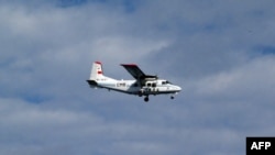 Foto yang diambil oleh penjaga pantai Jepang memperlihatkan pesawat pemerintah Tiongkok terbang di atas kepulauan sengketa. (AFP/Japan Coast Guard)