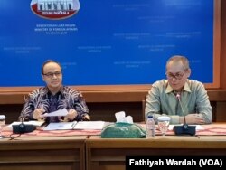 Direktur Jenderal Kerja Sama ASEAN Kementerian Luar Negeri Jose Tavares (Kanan) DAN pelaksana tugas juru bicara Kementerian Luar Negeri Teuku Faizasyah dalam jumpa pers di Kemenlu, Jumat, 26 Juli 2019. (Foto: Fathiyah Wardah/VOA)