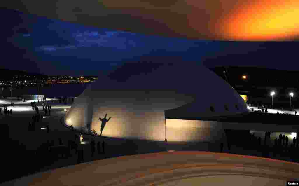 Muchas personas se congregaron durante la ceremonia de inauguraci&oacute;n del nuevo auditorio del centro Niemeyer en Avil&eacute;s, Espa&ntilde;a. Esta es otra de sus grandes obras. En toral Niemeyer tiene 457 edificaciones alrededor del mundo. 