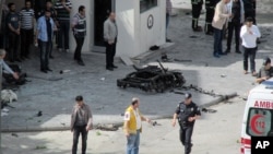 Les forces spéciales et la police enquêtent près des débris dans la voiture, après une explosion à Gaziantep, Turquie, le 1er mai 2016.