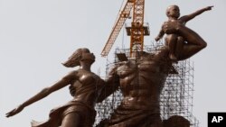지난 2009년 9월 세네갈 수도 다카르에 독립 50주년을 기념하는 '아프리카 르네상스 기념상'이 세워지고 있다. 북한 만수대창작사가 제작했으며, 세네갈 당국으로부터 2천700만 달러의 건립비용을 받은 것으로 알려졌다.