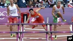 中国跨栏巨星刘翔在伦敦奥运会上轰然跌倒。