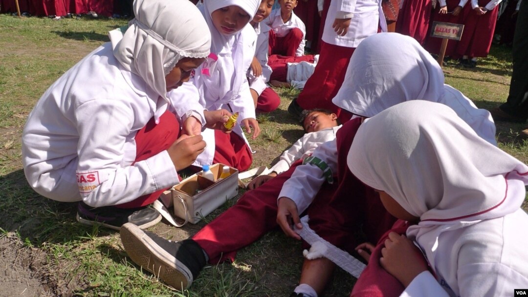 Siswa-siswa SDN Jejeran Yogyakarta berlatih pertolongan pertama pada kecelakaan. (S. Schonhardt/VOA)