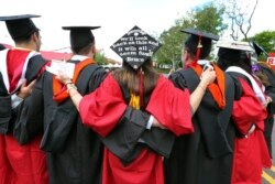 Para siswa berpelukan di acara wisuda di Piscataway, N.J, 15 Mei 2016. (Foto: AP)