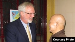 Đại sứ Hoa Kỳ David Shear và Thượng tọa Thích Quảng Độ bắt tay sau cuộc họp ngày 17/8/2012 tại Thanh Minh Thiền Viện (Ảnh: vietnam.usembassy.gov)
