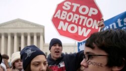 Pristalice i protivnici prava na abortus raspravljaju se ispred zgrade Vrhovnog suda 22. januara 2007.