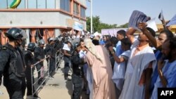 Les manifestants affronteront la police lors d'une manifestation à Nouakchott le 16 janvier 2015. (AHMED OULD MOHAMED OULD ELHADJ/AFP)