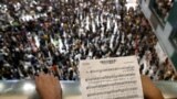 香港反送中抗议者在新城市商场手持乐谱高唱《愿荣光归香港》。（2019年9月11日）