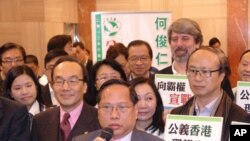 香港民主黨主席何俊仁於星期三代表泛民主派報名參加香港特首選舉。