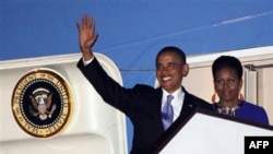 Tổng thống Hoa Kỳ Barack Obama và Ðệ nhất Phu nhân Michelle Obama bước ra khỏi Air Force One khi đến sân bay Stansted ở London, ngày 23/5/2011