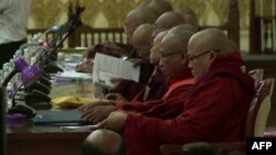 Para anggota Komite Negara Sangha Maha Nayaka (Otoritas Buddhis Negara) menghadiri pertemuan komite di Yangon, Myanmar (13/7). 