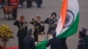 بھارت کے یوم جمہوریہ پر تینوں افواج کے اعلیٰ عہدے دار ایک تقریب میں قومی پرچم کو سلامی پیش کر رہے ہیں۔ فائل فوٹو